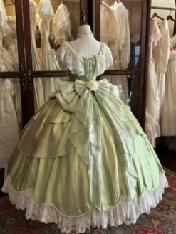 Robe Lolita féerique rose robe de bal ornée de perles et de fleurs nœud dans le dos bandage en dentelle manches en dentelle.