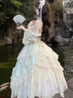 Robe Lolita féerique vert clair à lacets volants roses bretelles et manches idéale pour un tea party.