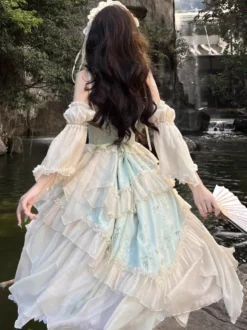 Robe Lolita féerique vert clair à lacets volants roses bretelles et manches idéale pour un tea party.