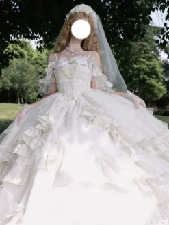 Robe Lolita féérique sans manches à volants couleur champagne épaules dénudées idéale pour un mariage.