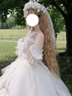 Robe Lolita féérique sans manches à volants couleur champagne épaules dénudées idéale pour un mariage.