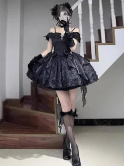 Robe Lolita gothique noire à nœuds bretelles spaghetti épaules dénudées courte robe Lolita