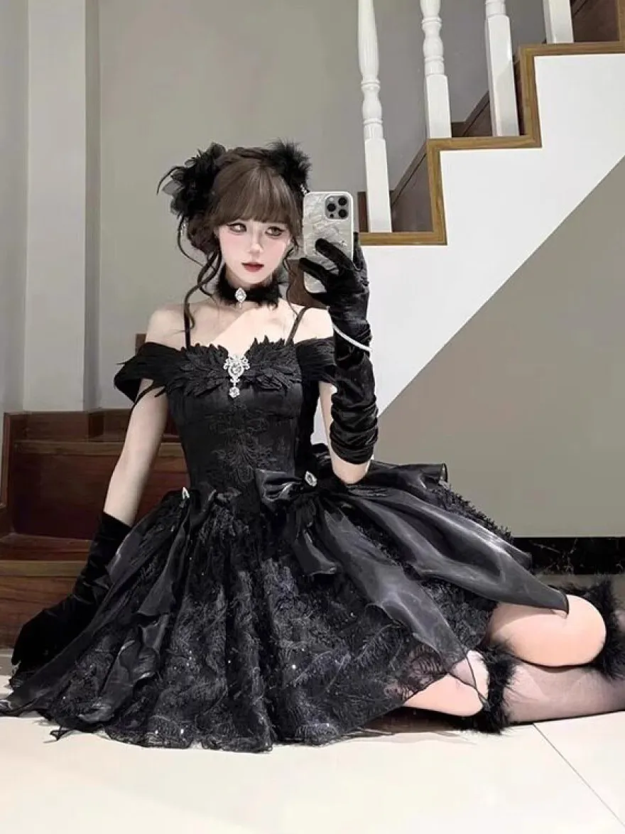 Robe Lolita gothique noire à nœuds bretelles spaghetti épaules dénudées courte robe Lolita