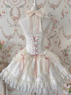 Robe Lolita rose à bretelles sans manches à volants et lacets avec coiffe assortie.