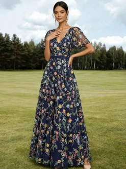 Robe longue de soirée lilas poudré en tulle brodé de fleurs col V manches courtes papillon coupe trapèze robe d'invitée de mariage