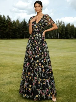 Robe longue de soirée lilas poudré en tulle brodé de fleurs col V manches courtes papillon coupe trapèze robe d'invitée de mariage