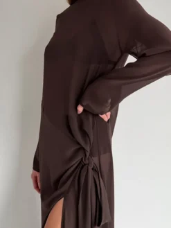 Robe longue en maille transparente à manches longues et fente latérale style cache-maillot pour femme 2026