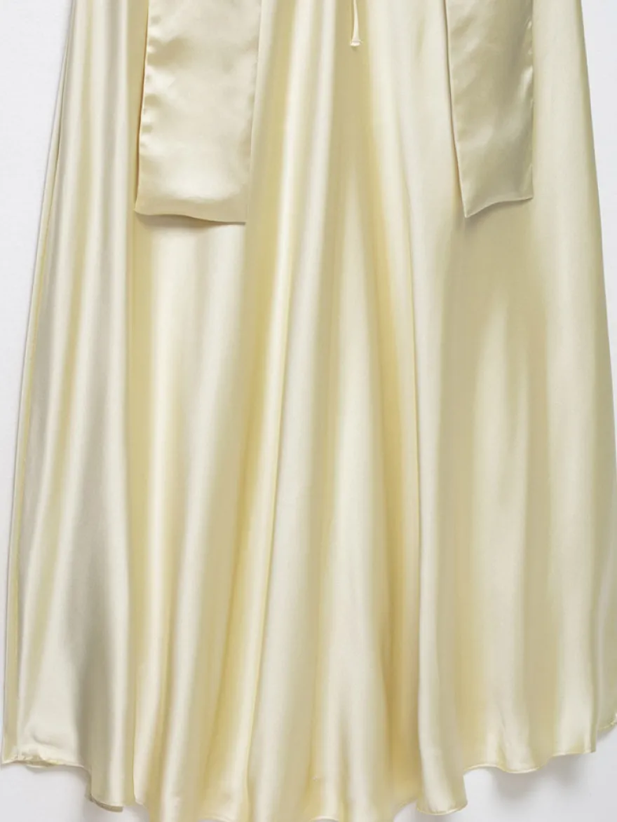 Robe longue en satin blanc crème à col halter pour femme style élégant et formel