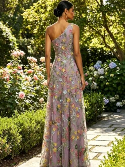 Robe longue en tulle brodée de fleurs asymétrique col drapé fente haute idéale pour une invitée de mariage ou une soirée de gala.
