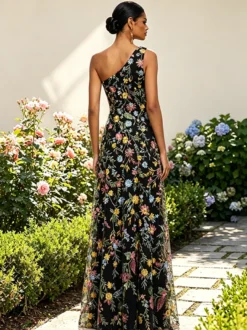 Robe longue en tulle brodée de fleurs asymétrique col drapé fente haute idéale pour une invitée de mariage ou une soirée de gala.