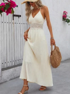 Robe longue fluide d'été pour femme couleur crème avec bretelles spaghetti et taille en dentelle blanche col en V.