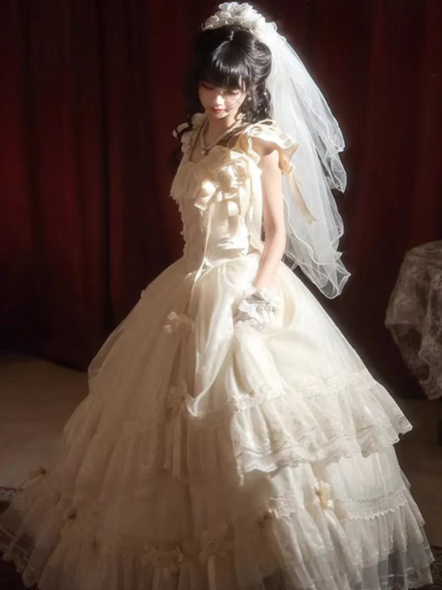 Robe longue Lolita fée blanche à lacets et nœuds ornée de fleurs idéale pour un goûter.