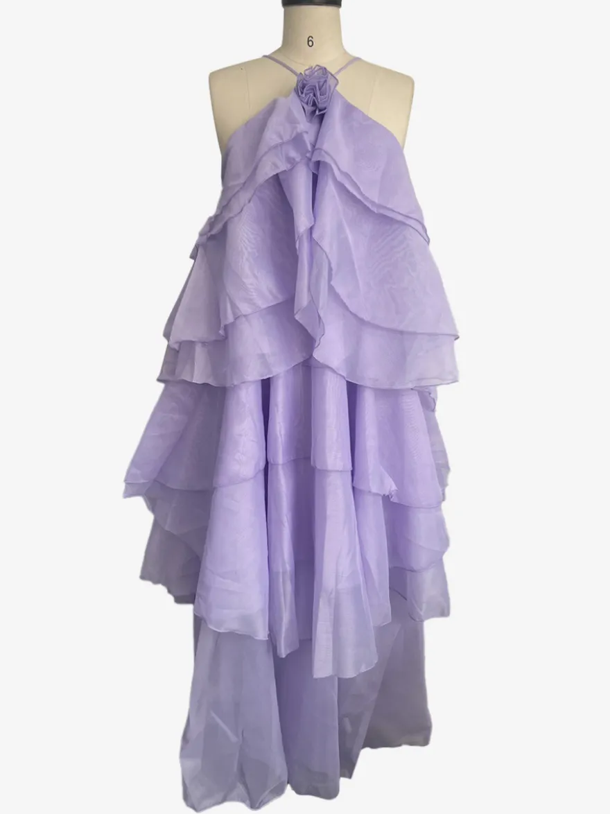 Robe longue à volants avec détails floraux et dos ouvert pour les événements d'été 2026
