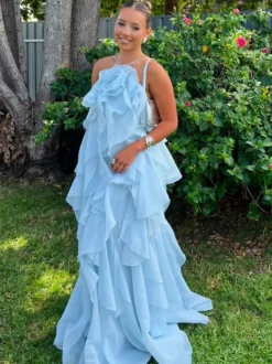 Robe longue à volants avec détails floraux et dos ouvert pour les événements d'été 2026