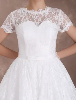Robe mariée vintage manche courte en dentelle longueur au-dessous de genou doublure en satin boutonné sur dos robe de mariée ivoire