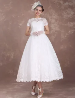 Robe mariée vintage manche courte en dentelle longueur au-dessous de genou doublure en satin boutonné sur dos robe de mariée ivoire