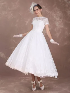 Robe mariée vintage manche courte en dentelle longueur au-dessous de genou doublure en satin boutonné sur dos robe de mariée ivoire