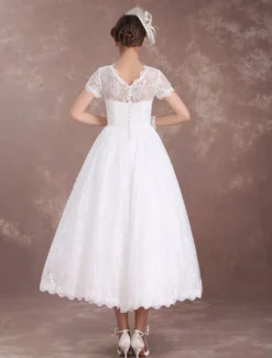 Robe mariée vintage manche courte en dentelle longueur au-dessous de genou doublure en satin boutonné sur dos robe de mariée ivoire