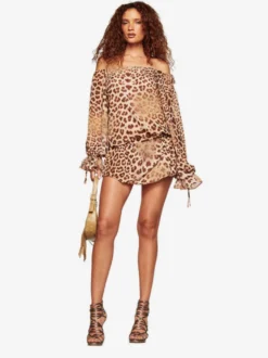 Robe marron chic à manches longues et imprimé léopard épaules dénudées idéale pour un rendez-vous galant