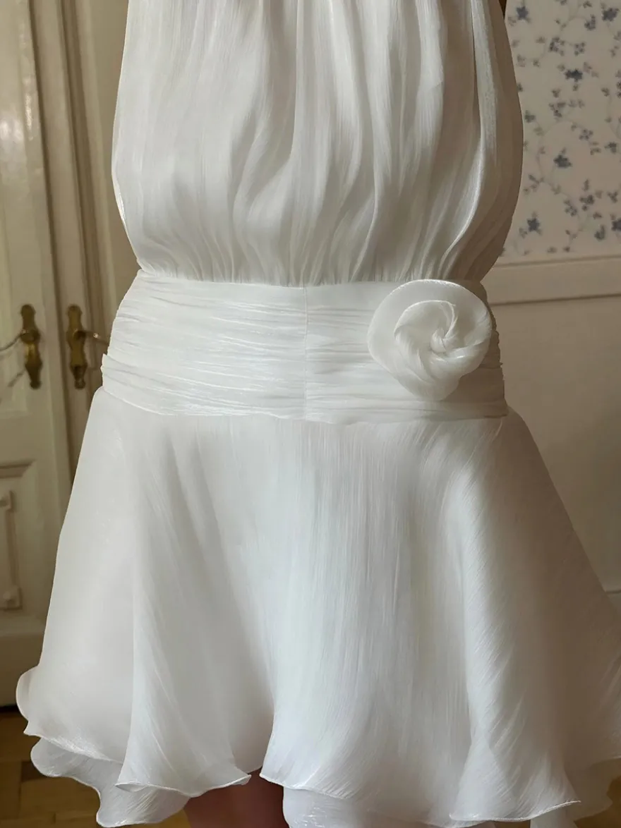 Robe mini blanche flatteuse à col halter idéale pour les sorties décontractées
