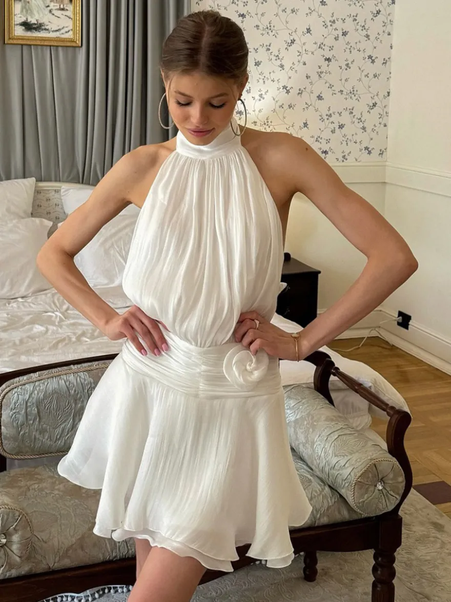 Robe mini blanche flatteuse à col halter idéale pour les sorties décontractées
