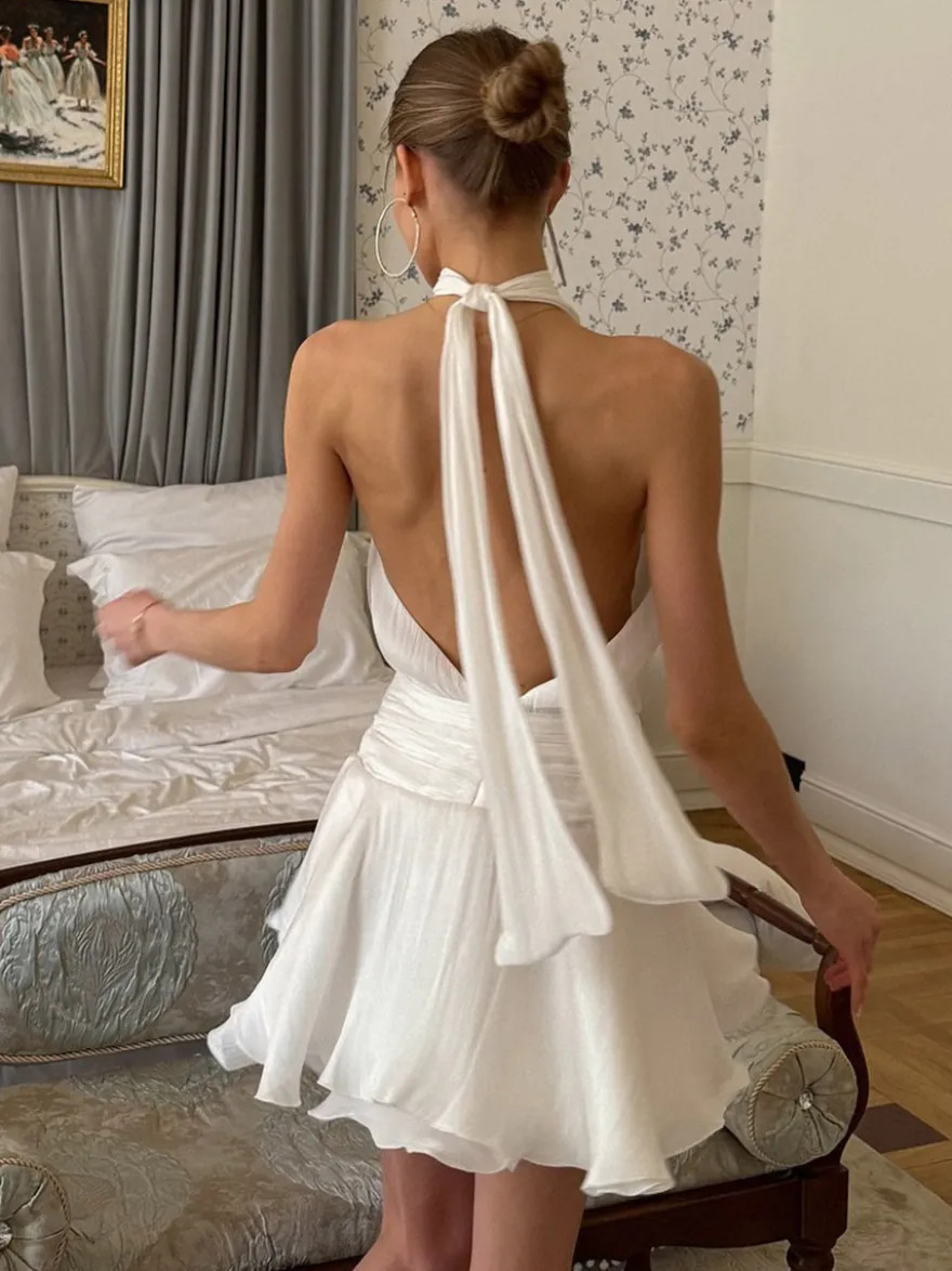 Robe mini blanche flatteuse à col halter idéale pour les sorties décontractées