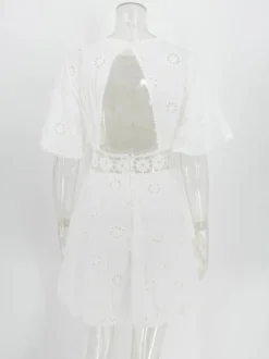 Robe mini dos nu à œillets blancs pour femme - Robe d'été bohème en coton coupe évasée et manches bouffantes - Idéale pour les vacances d'été à la plage 2026