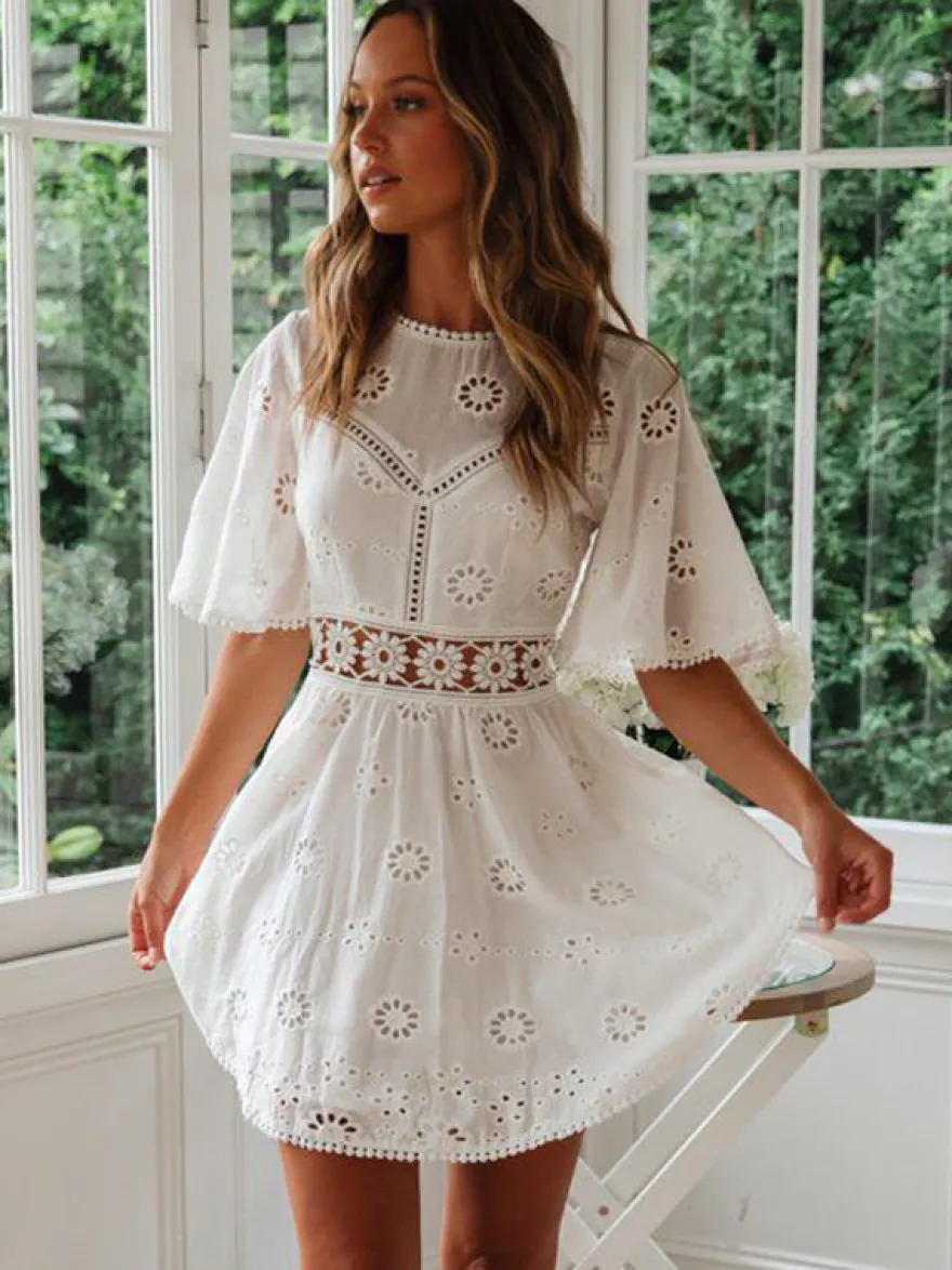 Robe mini dos nu à œillets blancs pour femme - Robe d'été bohème en coton coupe évasée et manches bouffantes - Idéale pour les vacances d'été à la plage 2026