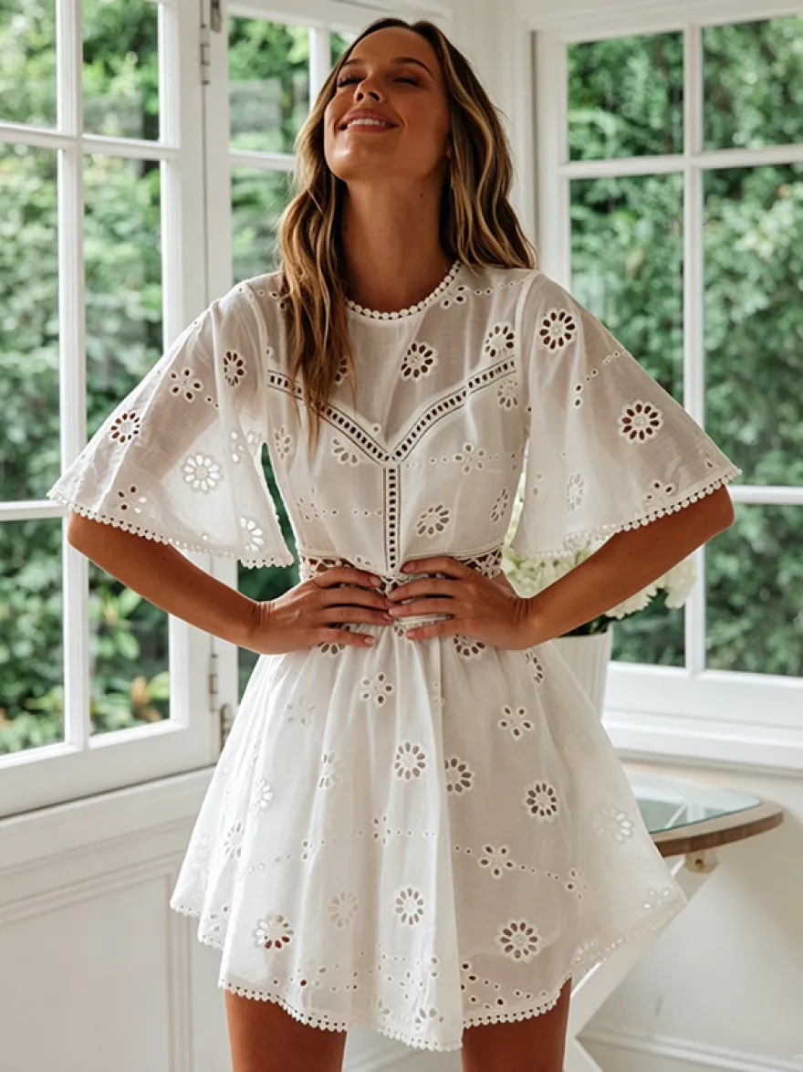 Robe mini dos nu à œillets blancs pour femme - Robe d'été bohème en coton coupe évasée et manches bouffantes - Idéale pour les vacances d'été à la plage 2026