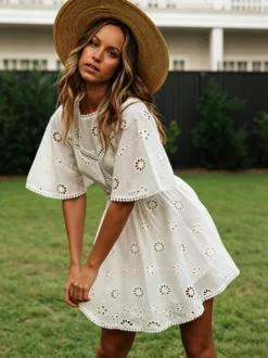 Robe mini dos nu à œillets blancs pour femme - Robe d'été bohème en coton coupe évasée et manches bouffantes - Idéale pour les vacances d'été à la plage 2026