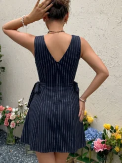 Robe mini d'été décontractée à rayures verticales bleu marine et nœud à la taille idéale pour une soirée en amoureux.