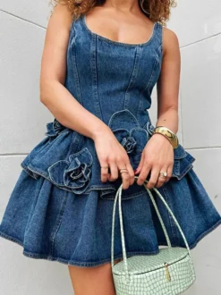 Robe mini en jean bleu marine sans manches avec ourlet à volants pour femme