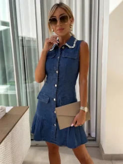 Robe mini en jean sans manches pour femme - Robe en jean bleu foncé à col perlé boutonnée ourlet à volants et coupe slim - Idéale pour une soirée décontractée d'été 2026
