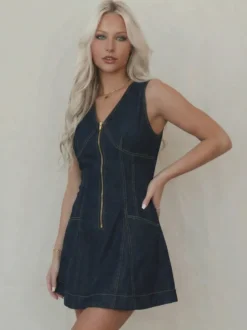 Robe mini en jean sans manches pour femme - Robe d'été bleu foncé style western avec fermeture éclair sur le devant et coupe ajustée - Festival de musique d'été 2026