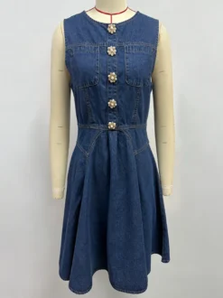 Robe mini en jean sans manches pour femme - Robe d'été plissée bleu moyen style années 2000 à boutons fleuris et coupe évasée - Idéale pour une soirée décontractée (collection été 2026)