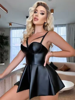 Robe mini en similicuir brillant à fines bretelles dos nu jupe évasée idéale pour les soirées en club.