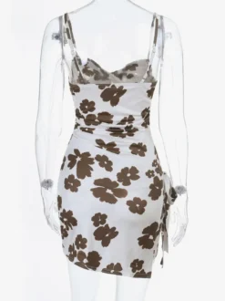 Robe mini moulante à fleurs blanches et marron bretelles spaghetti torsadées sur le devant et cordon de serrage latéral idéale pour une soirée en amoureux.