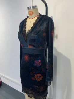 Robe mini moulante à manches longues col en V imprimé floral et bordure en dentelle en velours collection femme 2026