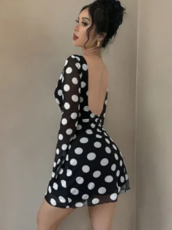 Robe mini moulante à pois manches longues et dos nu collection 2026