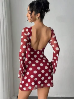 Robe mini moulante à pois manches longues et dos nu collection 2026