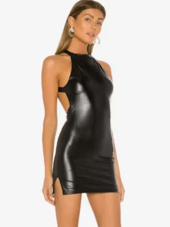 Robe mini métallisée moulante à col halter et dos nu idéale pour les soirées.
