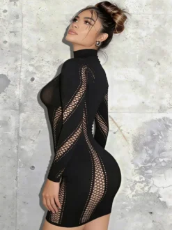 Robe mini noire en résille ajourée à manches longues et col roulé transparent moulante idéale pour les soirées.