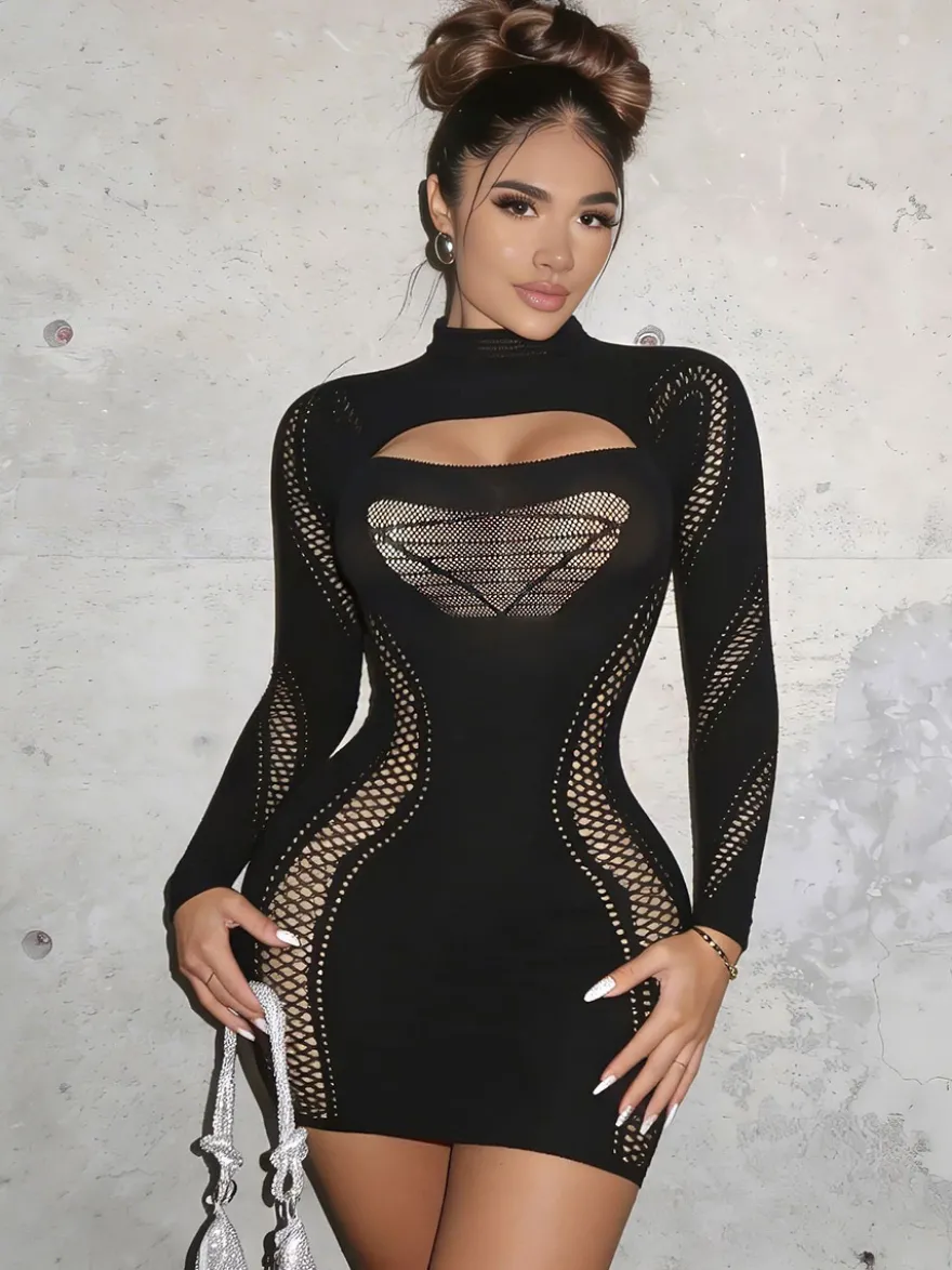 Robe mini noire en résille ajourée à manches longues et col roulé transparent moulante idéale pour les soirées.