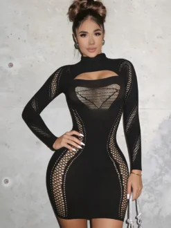 Robe mini noire en résille ajourée à manches longues et col roulé transparent moulante idéale pour les soirées.