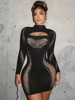 Robe mini noire en résille ajourée à manches longues et col roulé transparent moulante idéale pour les soirées.