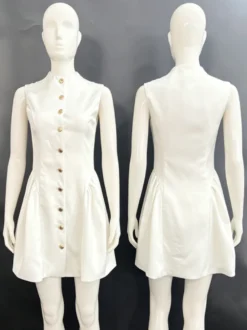 Robe mini trapèze sans manches à col montant et boutons dorés style vintage