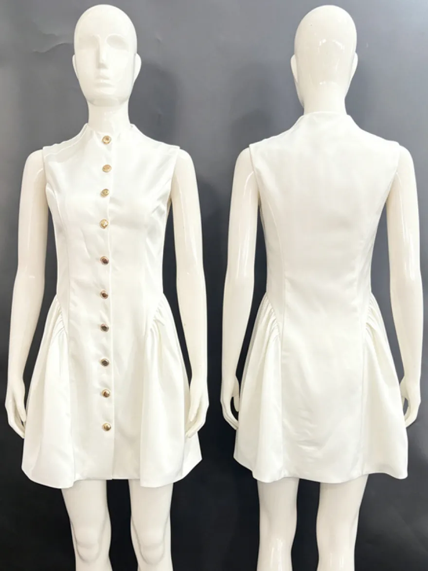 Robe mini trapèze sans manches à col montant et boutons dorés style vintage