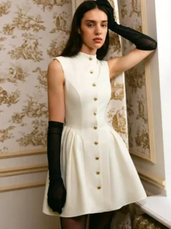 Robe mini trapèze sans manches à col montant et boutons dorés style vintage