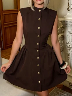 Robe mini trapèze sans manches à col montant et boutons dorés style vintage
