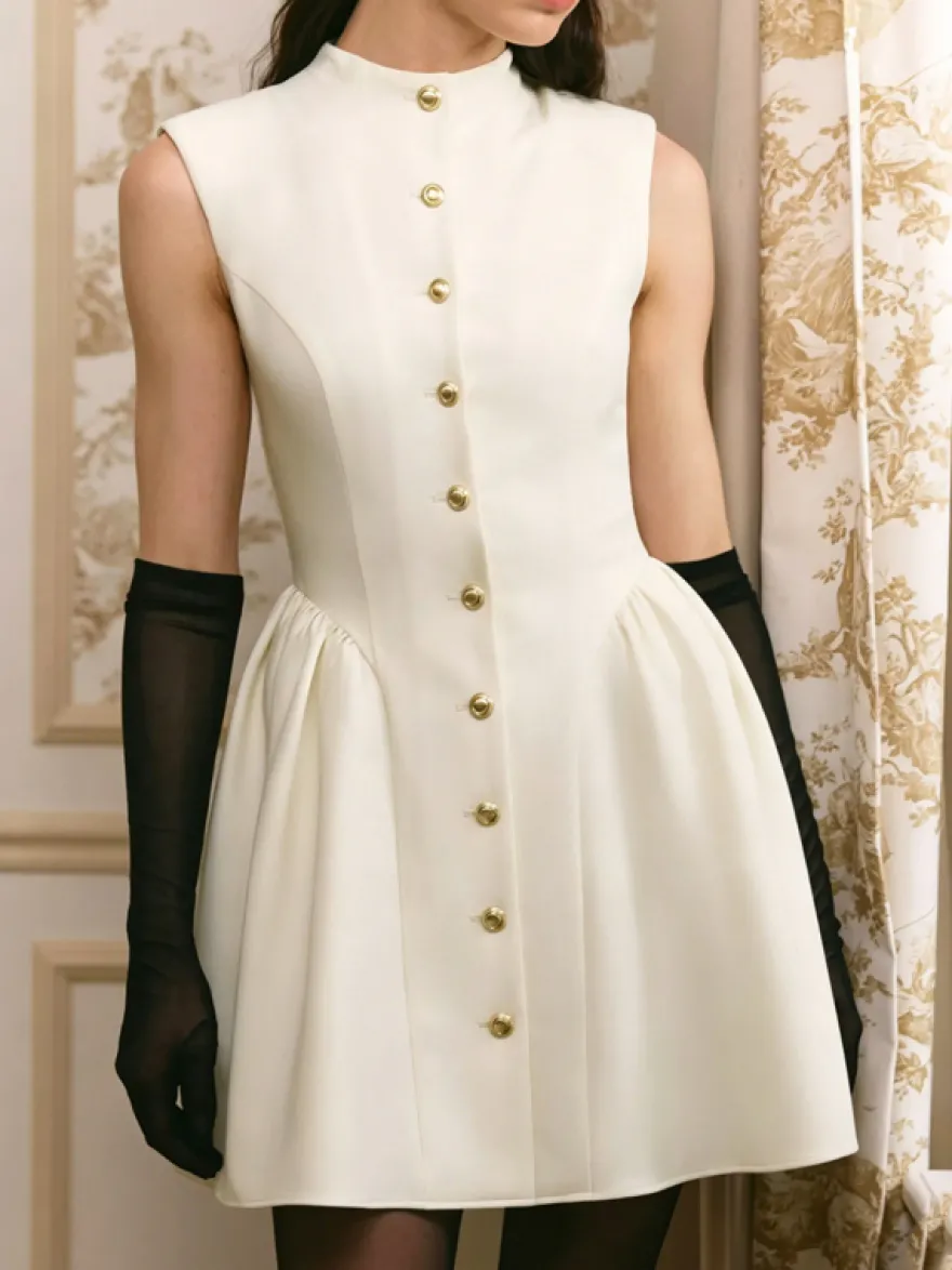 Robe mini trapèze sans manches à col montant et boutons dorés style vintage